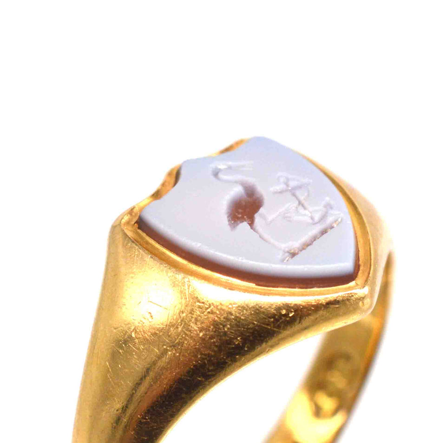 Viktorianischer Siegelring aus 18-karätigem Gold mit Karneolgravur eines Storch- und Ankermotivs, das elegante historische Handwerkskunst darstellt.