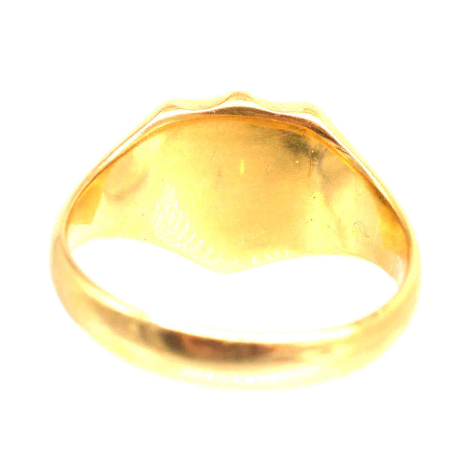 Innenansicht eines viktorianischen Siegelrings aus 18-karätigem Gold, der sein glattes, poliertes Band und sein elegantes Design zeigt.