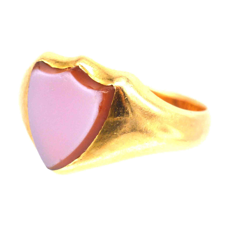 Viktorianischer Siegelring aus 18-karätigem Gold und Karneol, der elegante Handwerkskunst aus den 1890er Jahren zeigt.