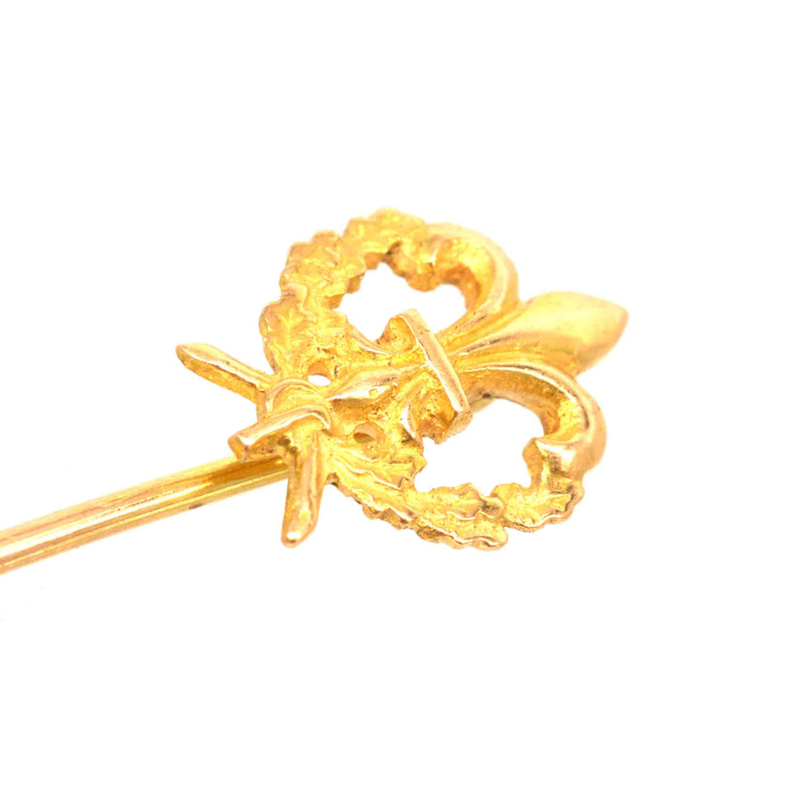 Edwardianische Krawattennadel aus 18-karätigem Gold mit französischem Fleur-de-Lis-Kranz, perfekt, um Krawatten oder Revers mit Charme zu schmücken.