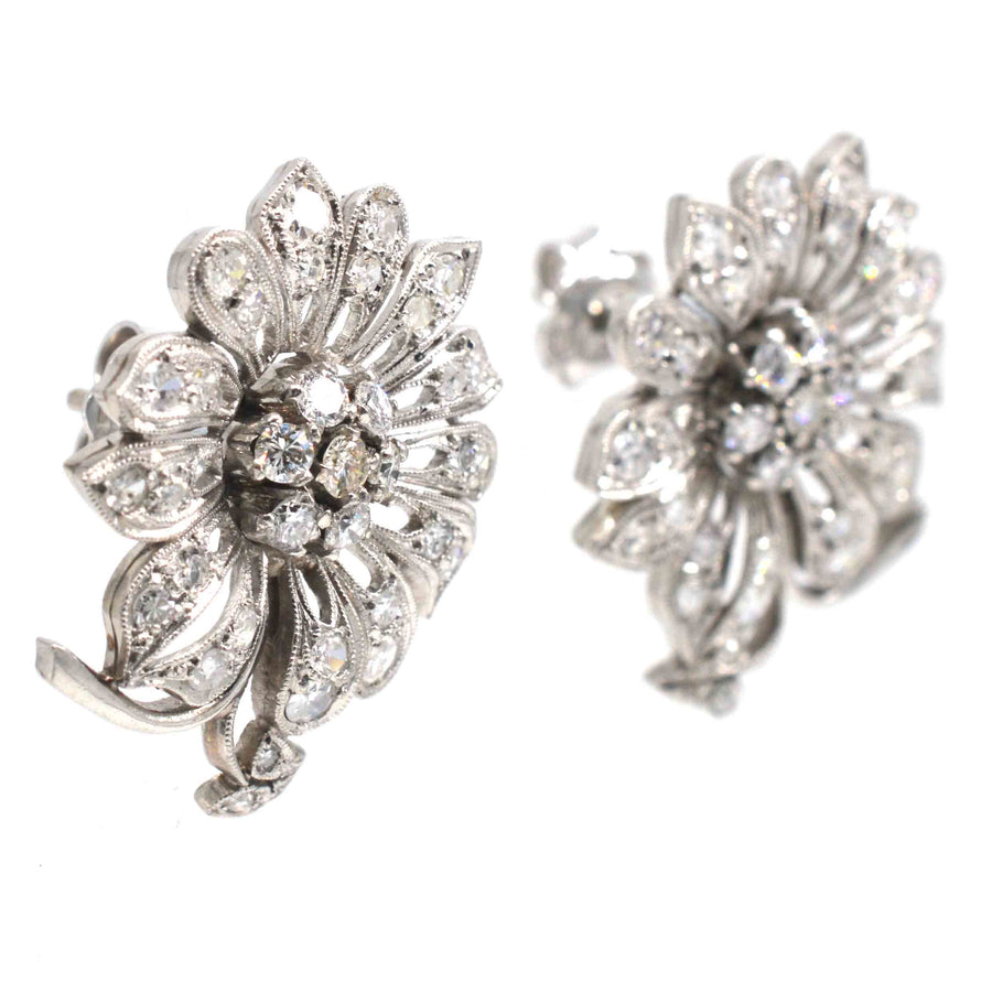 1940er Jahre 18ct Weißgold Diamanten Blume Cluster Ohrringe mit funkelnden Blütenblätter und zentrale Diamant-Cluster.