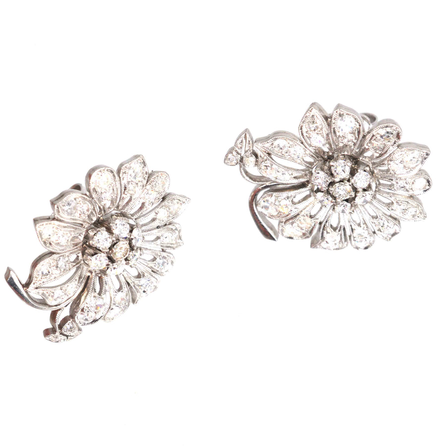 Blumenohrringe aus 18-karätigem Weißgold aus den 1940er Jahren mit Diamantblättern und Diamanten in der Mitte, die die Eleganz des Jahrgangs unterstreichen.