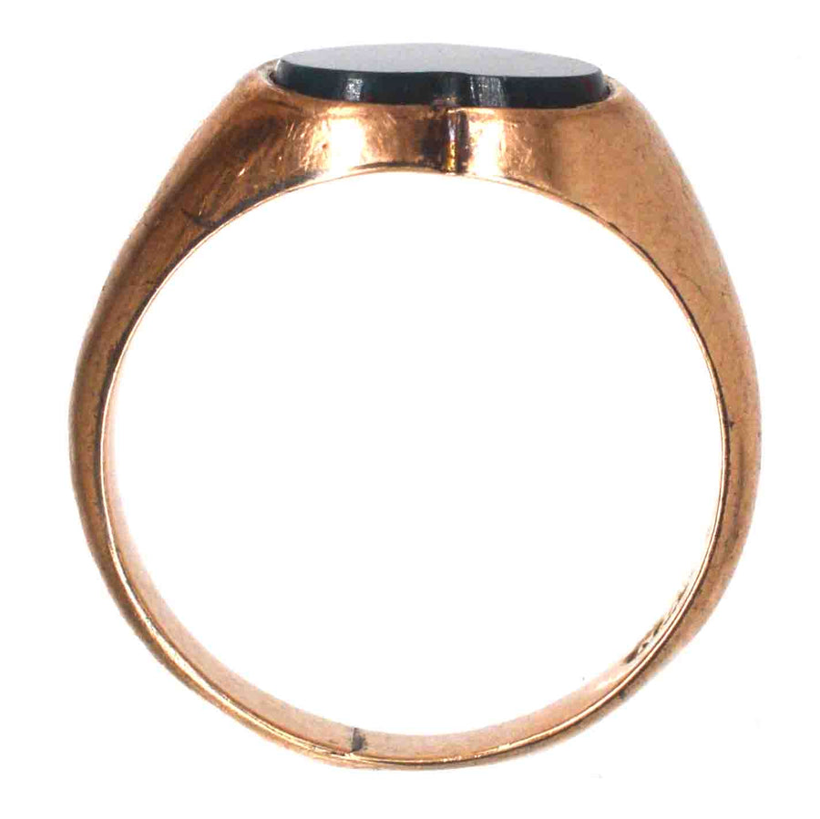 Edwardian 9ct gold signet ring featuring a heart-shaped bloodstone, showcasing classic craftsmanship and romance.