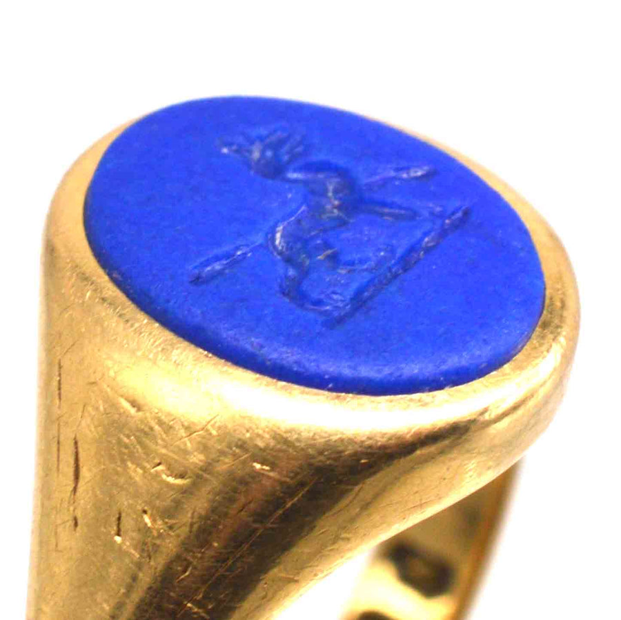 Siegelring aus 18-karätigem Gold aus den 1960er Jahren mit einer blauen Lapislazuli-Intarsie, die das Familienwappen eines Wolfs oder Hundes darstellt.