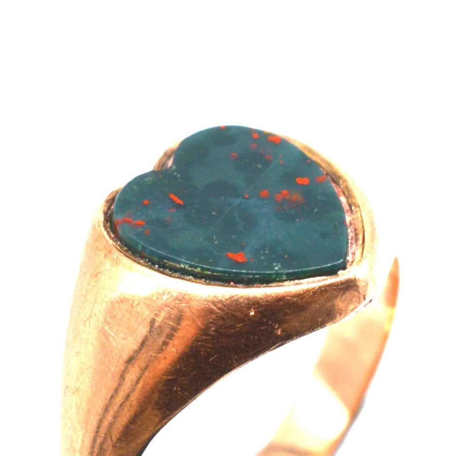 Edwardian 9ct gold heart-shaped bloodstone signet ring showcasing deep green color and red inclusions.