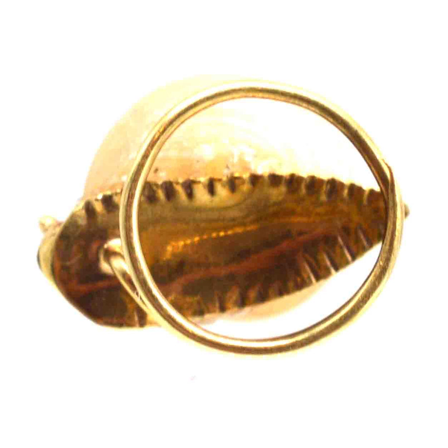 Winzige viktorianische Schneckenbrosche aus 18 Karat Gold mit einer echten Muschel und schwarzen Emailleaugen.