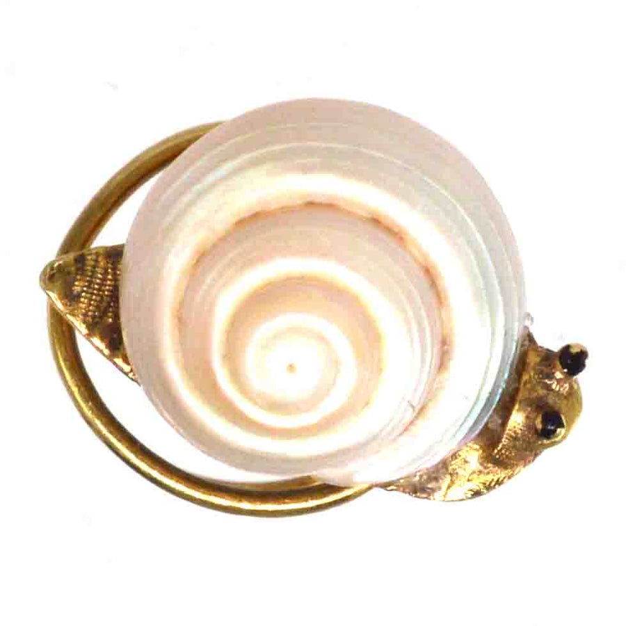 Winzige viktorianische Schneckenbrosche aus 18 Karat Gold mit einer echten Muschel und schwarzen Emailleaugen.