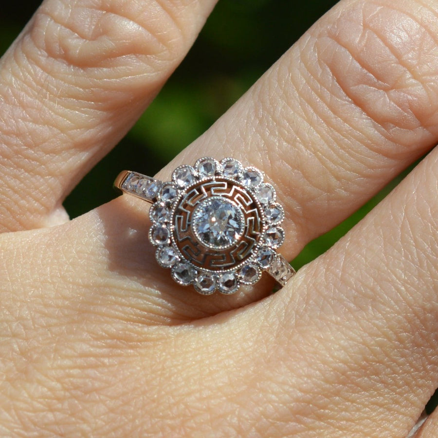 Art Deco 18ct Gold und Platin Target Diamond Ring mit griechischen Schlüssel Details | Parkin und Gerrish | Antique & Vintage Jewellery