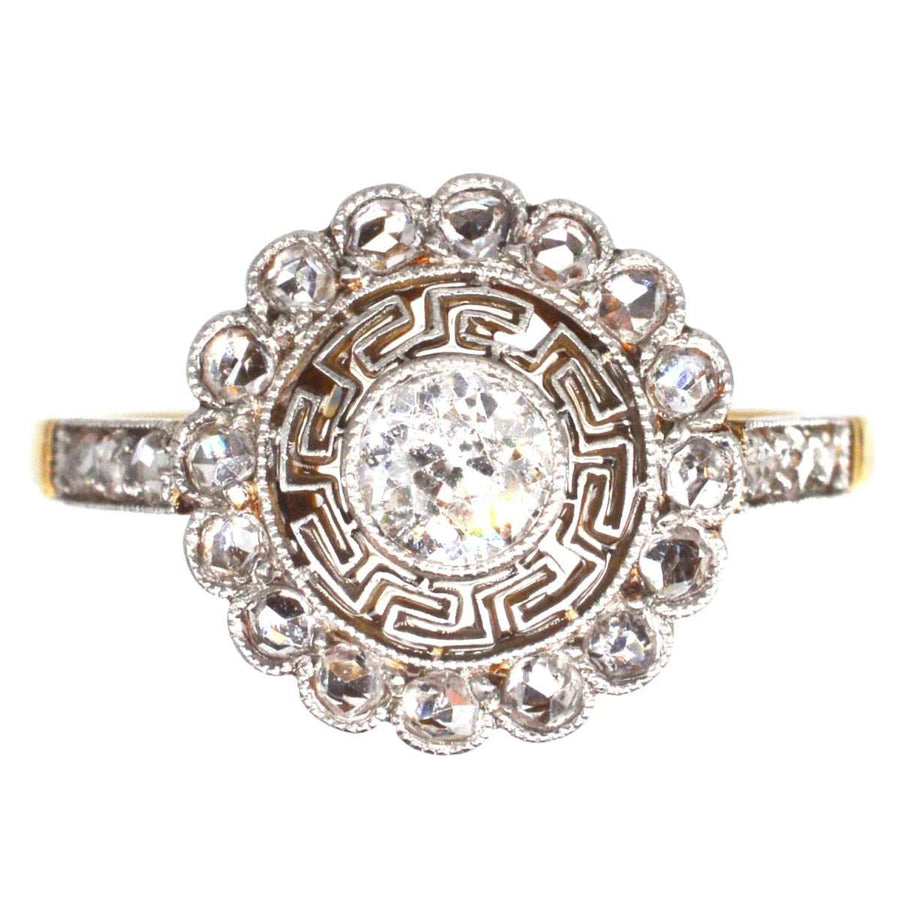 Art-Deco-Ring aus 18 Karat Gold und Platin mit griechischen Schlüsseldetails und einem Diamanten im Old European Cut.