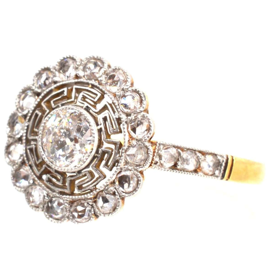Art-Déco-Ring aus 18 Karat Gold und Platin mit Diamanten und griechischen Schlüsseldetails, Vintage-Stil.