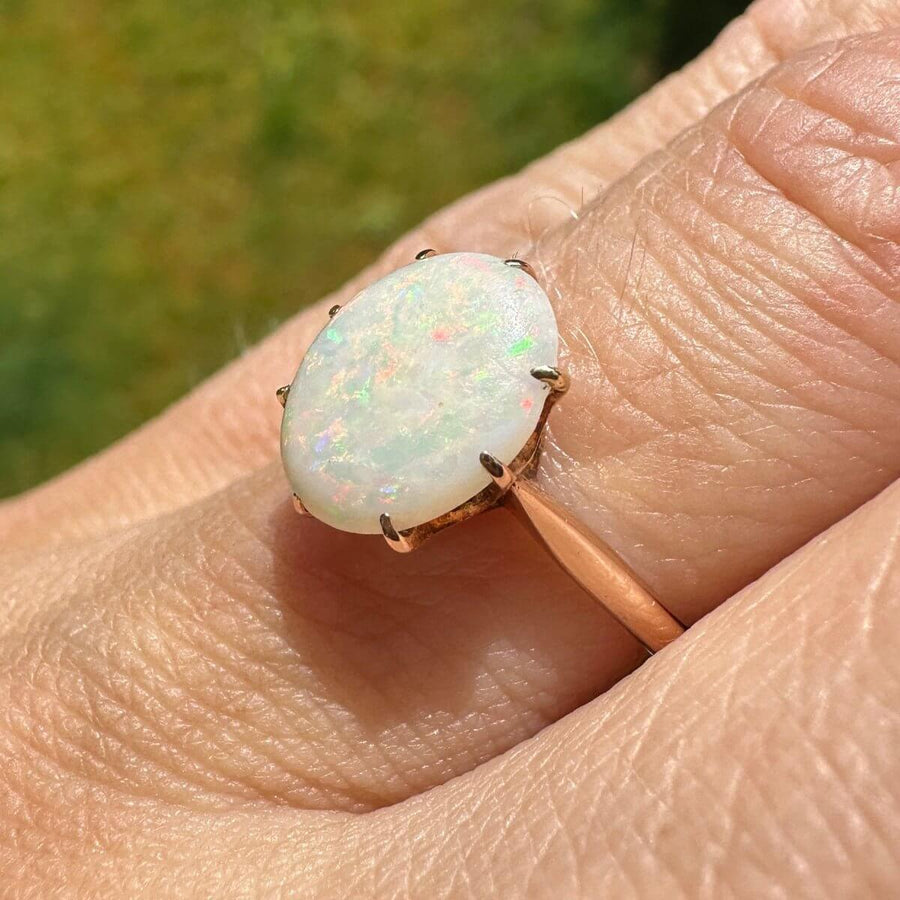 Ring aus 18-karätigem Gold im Art-Déco-Stil mit einem atemberaubenden weißen Opal in leuchtenden Rot-, Grün-, Blau- und Gelbtönen.