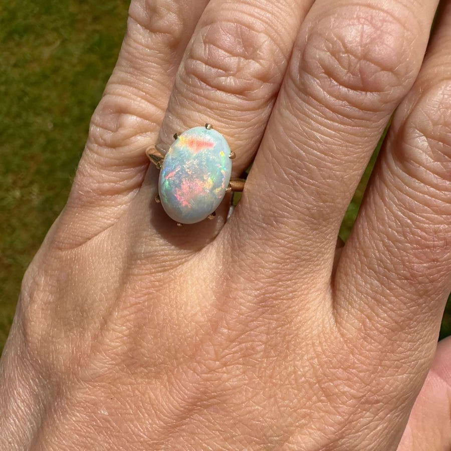 Art-Deco-Ring aus 18-karätigem Gold mit einem atemberaubenden weißen Opal mit leuchtenden roten, grünen und blauen Farbblitzen.
