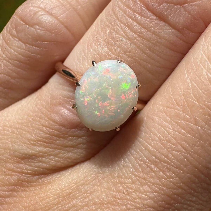 Ring aus 18-karätigem Gold im Art-Déco-Stil mit einem atemberaubenden weißen Opal in leuchtenden Rot-, Grün-, Blau- und Gelbtönen.