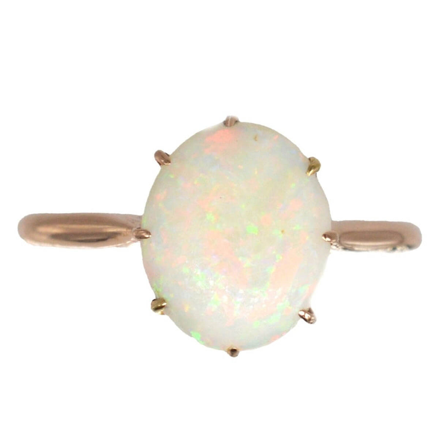 Art-Deco-Ring aus 18-karätigem Gold mit einem ovalen natürlichen weißen Opal mit lebhaftem Farbspiel.
