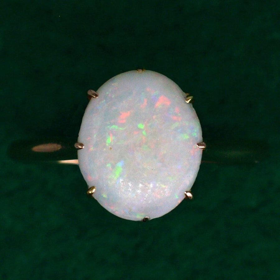 Ring aus 18-karätigem Gold im Art-Déco-Stil mit einem großen natürlichen Opal mit leuchtenden roten, grünen, blauen und gelben Flecken.