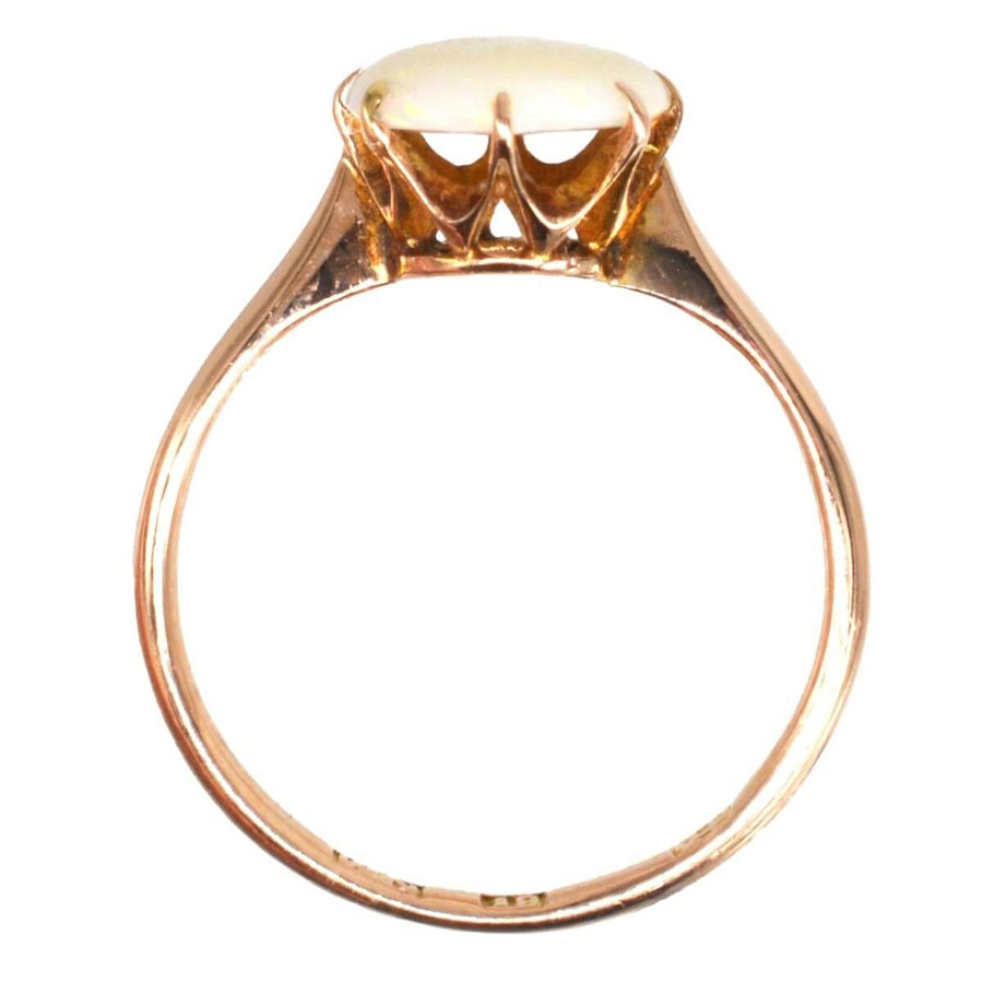Ring aus 18-karätigem Gold im Art-Déco-Stil mit einem natürlichen Opal mit leuchtend roten und grünen Sprenkeln, der die exquisite Handwerkskunst der 1920er Jahre widerspiegelt.