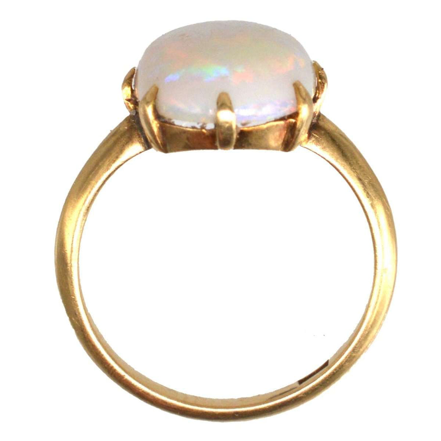 Art-Deco-Ring aus 18 Karat Gold mit einem atemberaubenden weißen Opal in leuchtendem Rot und kaleidoskopischem Farbspiel.