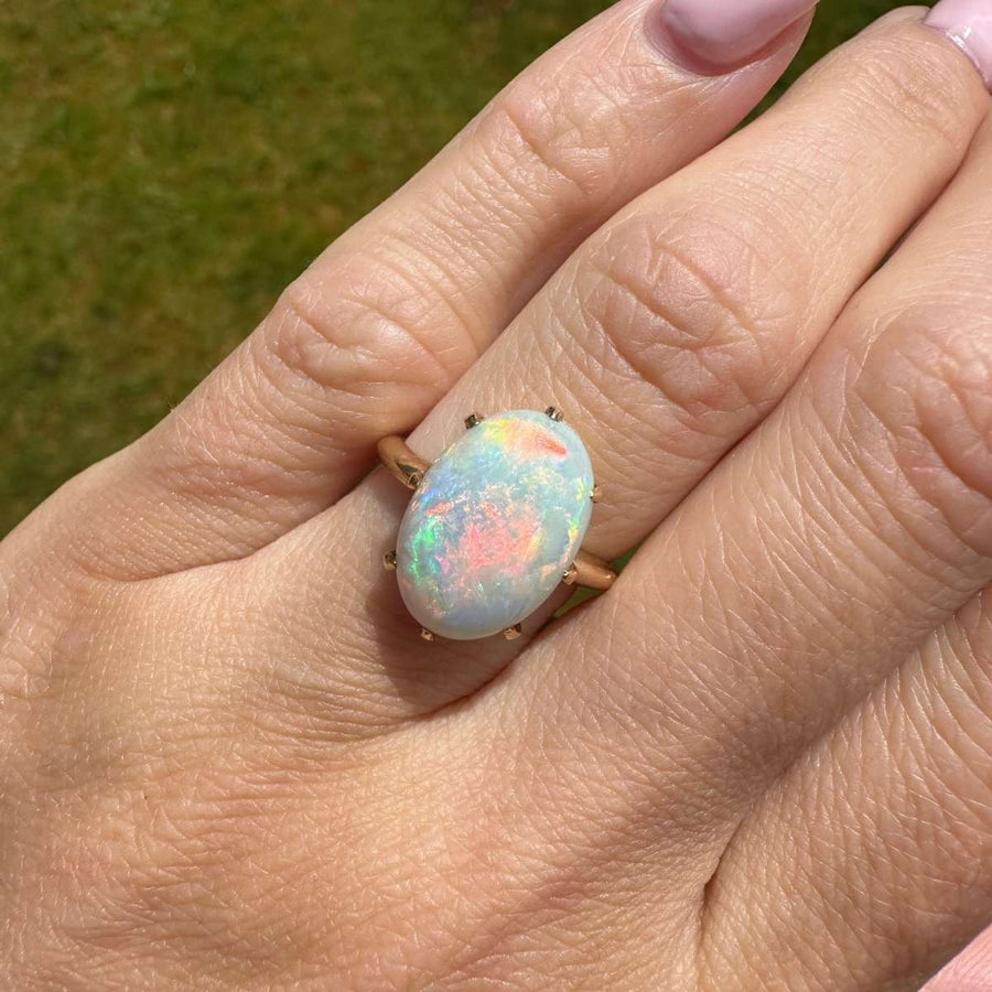Atemberaubender Opalring aus 18-karätigem Gold im Art-Déco-Stil mit lebhaften roten Blitzen und bunten Lichtspielen.