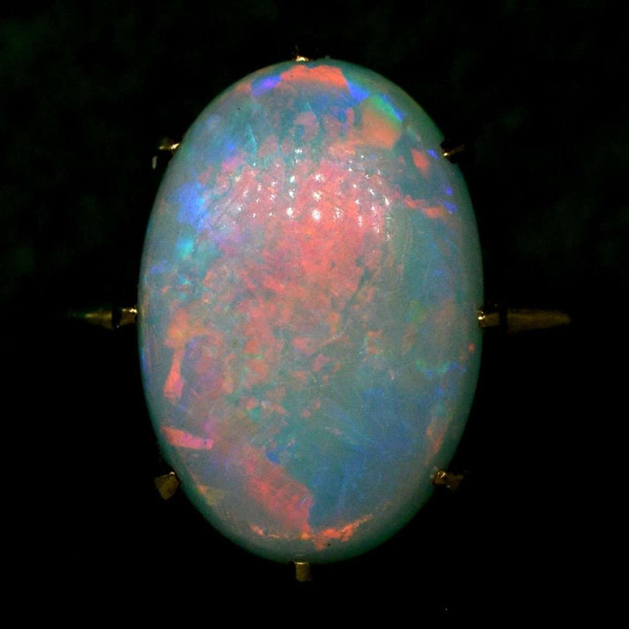 Art-Déco-Ring mit einem atemberaubenden weißen Opal mit lebhaften roten, grünen, blauen und gelben Blitzen in einer 18-karätigen Goldfassung.