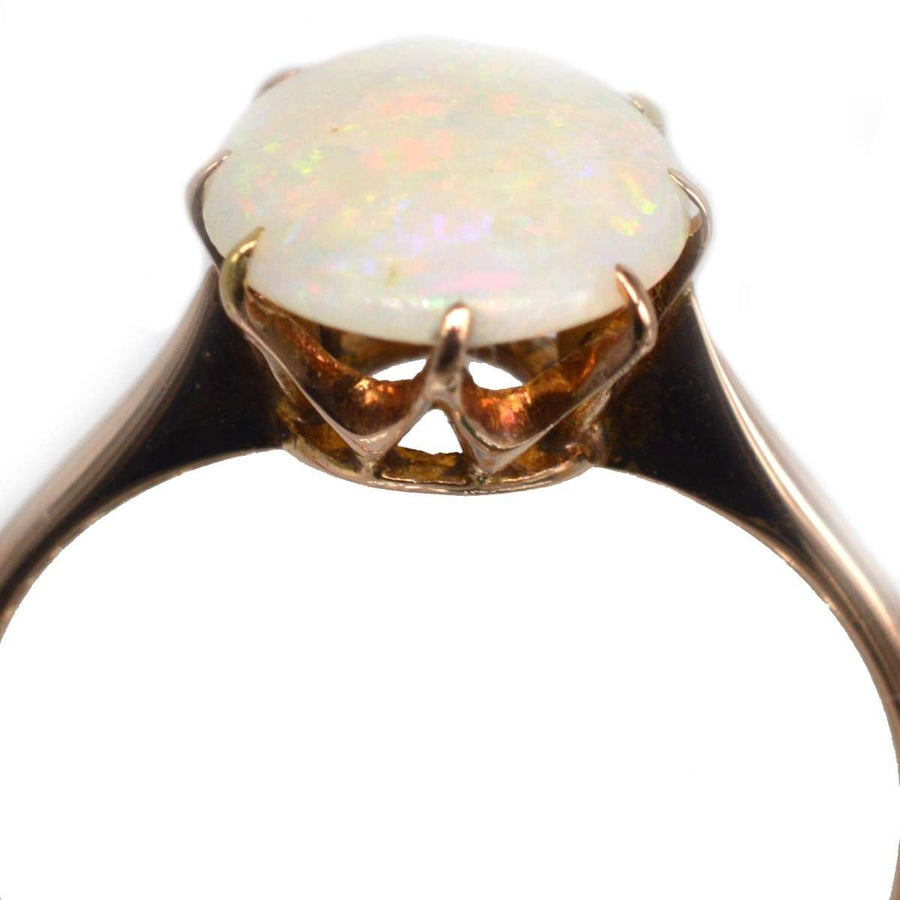 Art-Deco-Ring aus 18-karätigem Gold mit einem atemberaubenden natürlichen weißen Opal mit lebhaftem Farbspiel.