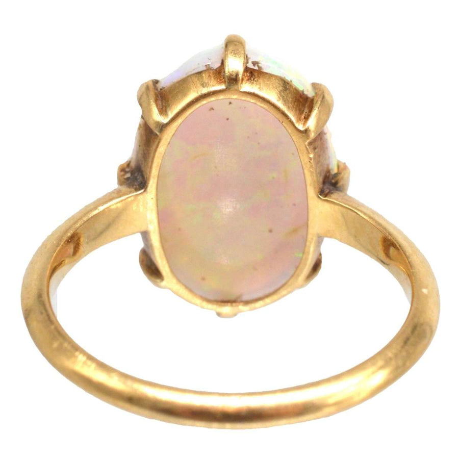 Ring aus 18-karätigem Gold im Art-Déco-Stil mit einem atemberaubenden weißen Opal in leuchtendem Rot und kaleidoskopischen Farben.