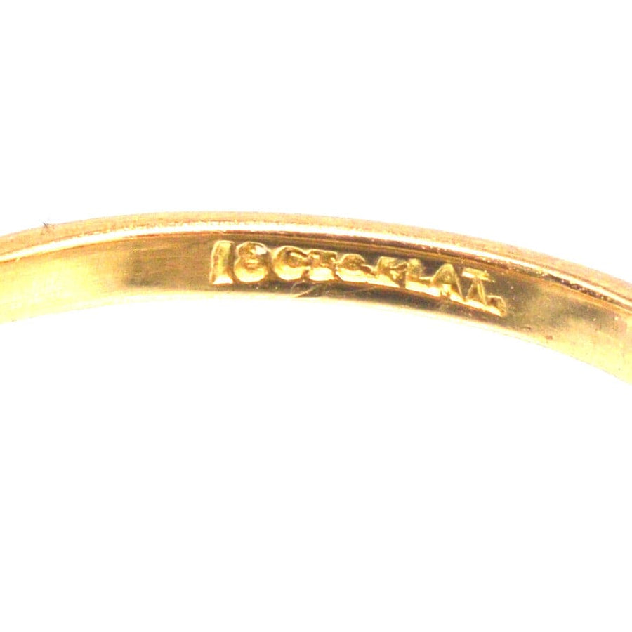 Nahaufnahme der 18-karätigen Gold- und Platinpunze im Inneren des Art-Déco-Rings, die Handwerkskunst und Qualität unterstreicht.