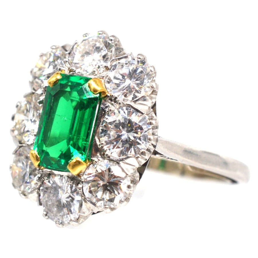 Art-Deco-Ring aus 18 Karat Gold und Platin mit einem natürlichen kolumbianischen Smaragd und Diamanten als Akzenten.