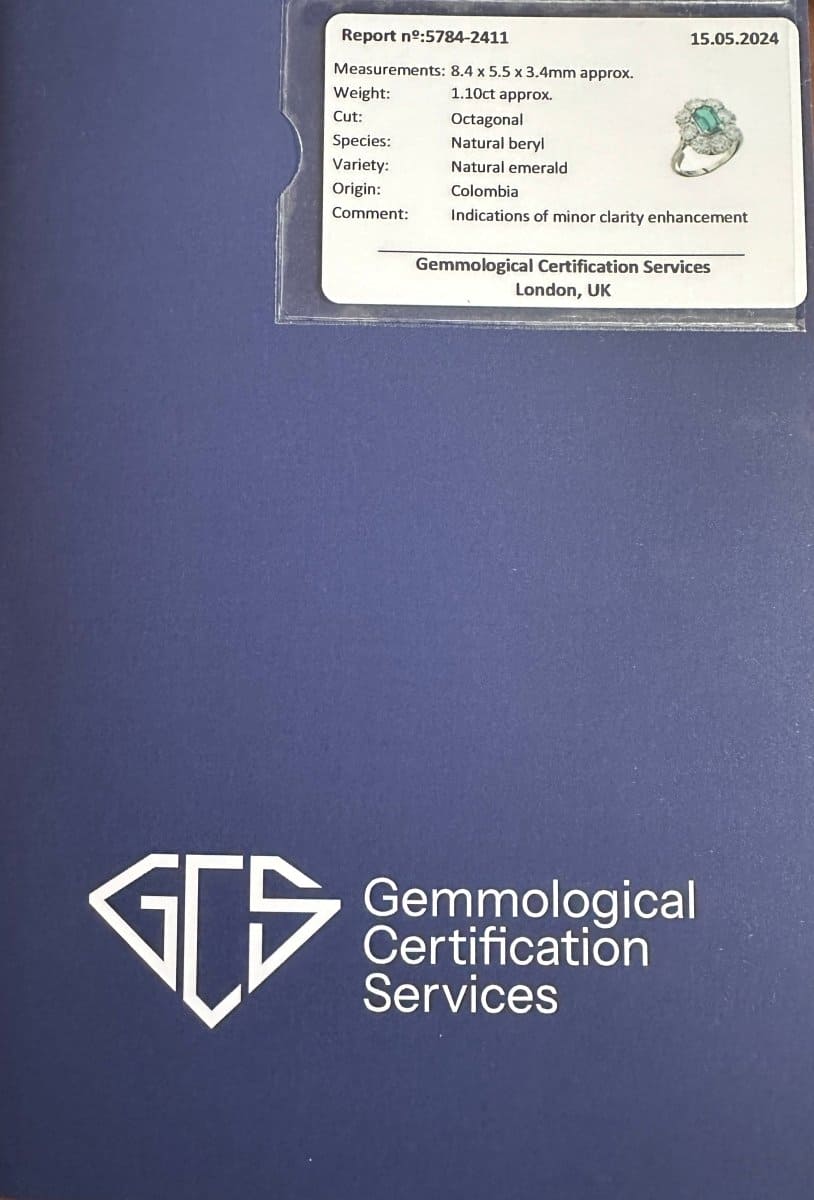 Zertifizierungsdokument für einen kolumbianischen Smaragd, mit detaillierten Angaben zu den Spezifikationen und der Verbesserung der Reinheit, von Gemmological Certification Services.