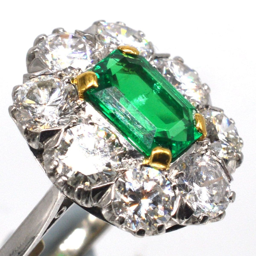 Art-Deco-Ring aus 18 Karat Gold und Platin mit einem kolumbianischen Smaragd, umgeben von Diamanten.