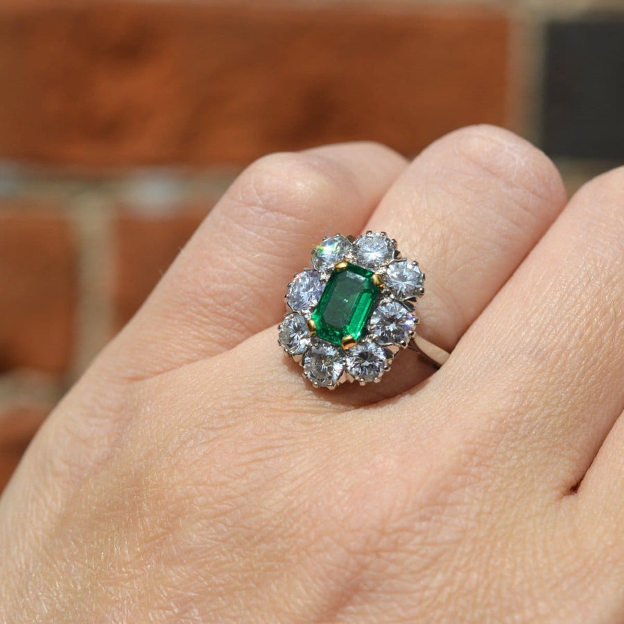 Art-Deco-Ring aus 18 Karat Gold und Platin mit einem natürlichen kolumbianischen Smaragd, umgeben von Diamanten.