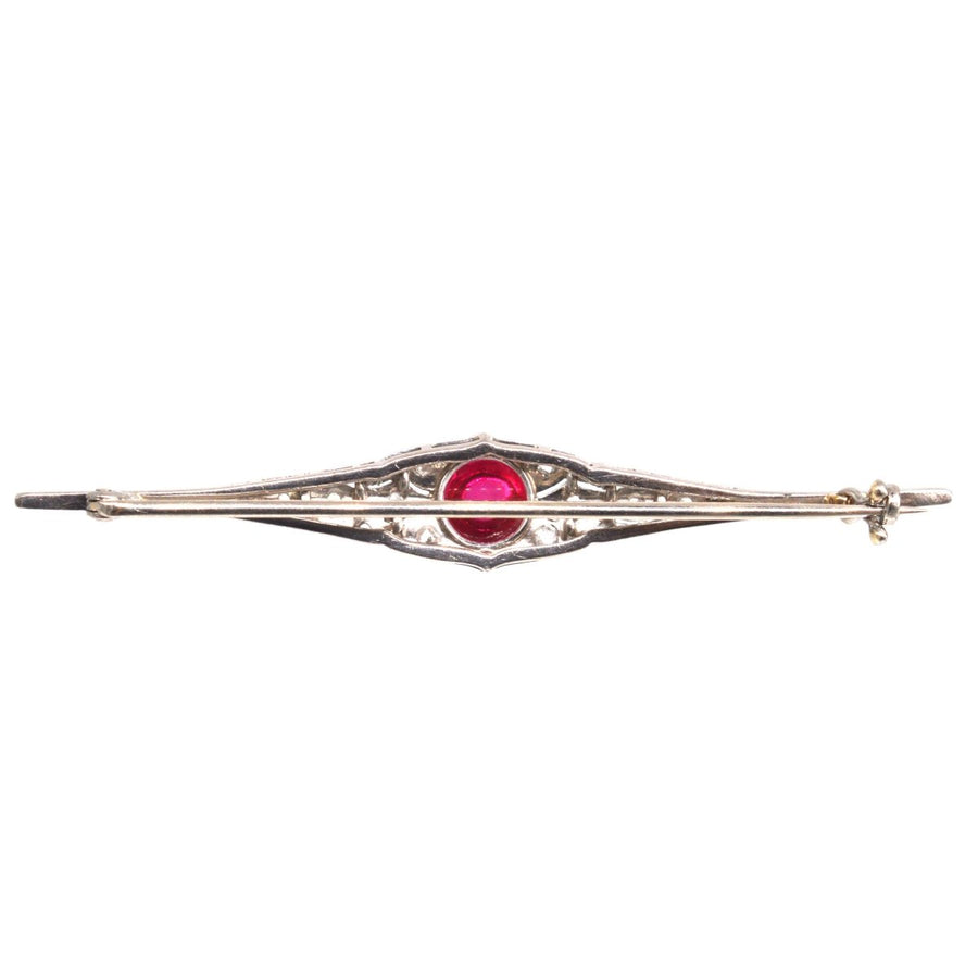 Art Deco Brosche aus 18 kt Weißgold mit Cabochon Rubin und Diamanten im Rosenschliff | Parkin and Gerrish | Antiker & Vintage-Schmuck