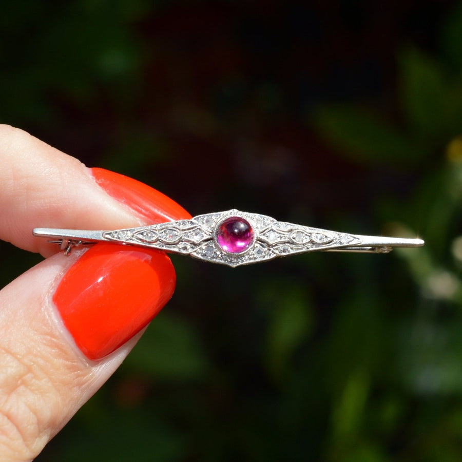 Art Deco Brosche aus 18 kt Weißgold mit Cabochon Rubin und Diamanten im Rosenschliff | Parkin and Gerrish | Antiker & Vintage-Schmuck