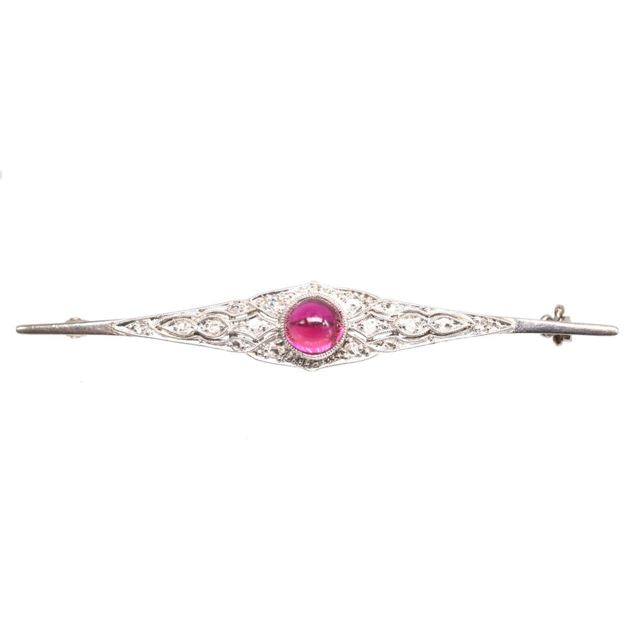 Art Deco Brosche aus 18 kt Weißgold mit Cabochon Rubin und Diamanten im Rosenschliff | Parkin and Gerrish | Antiker & Vintage-Schmuck