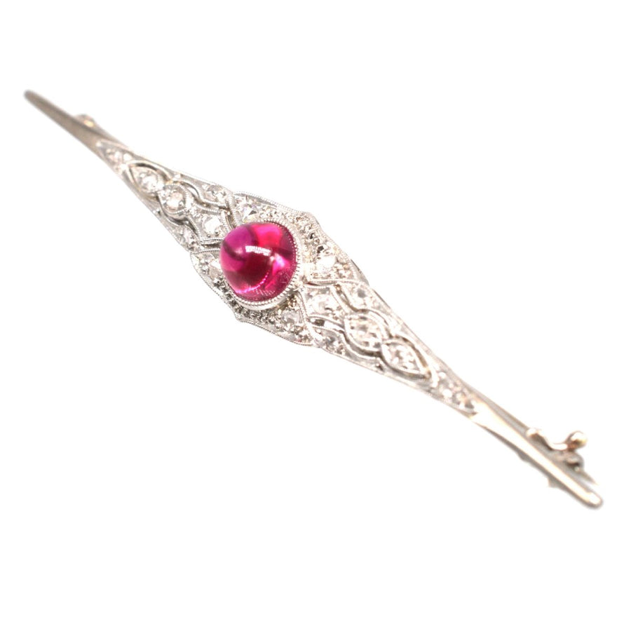 Art Deco Brosche aus 18 kt Weißgold mit Cabochon Rubin und Diamanten im Rosenschliff | Parkin and Gerrish | Antiker & Vintage-Schmuck