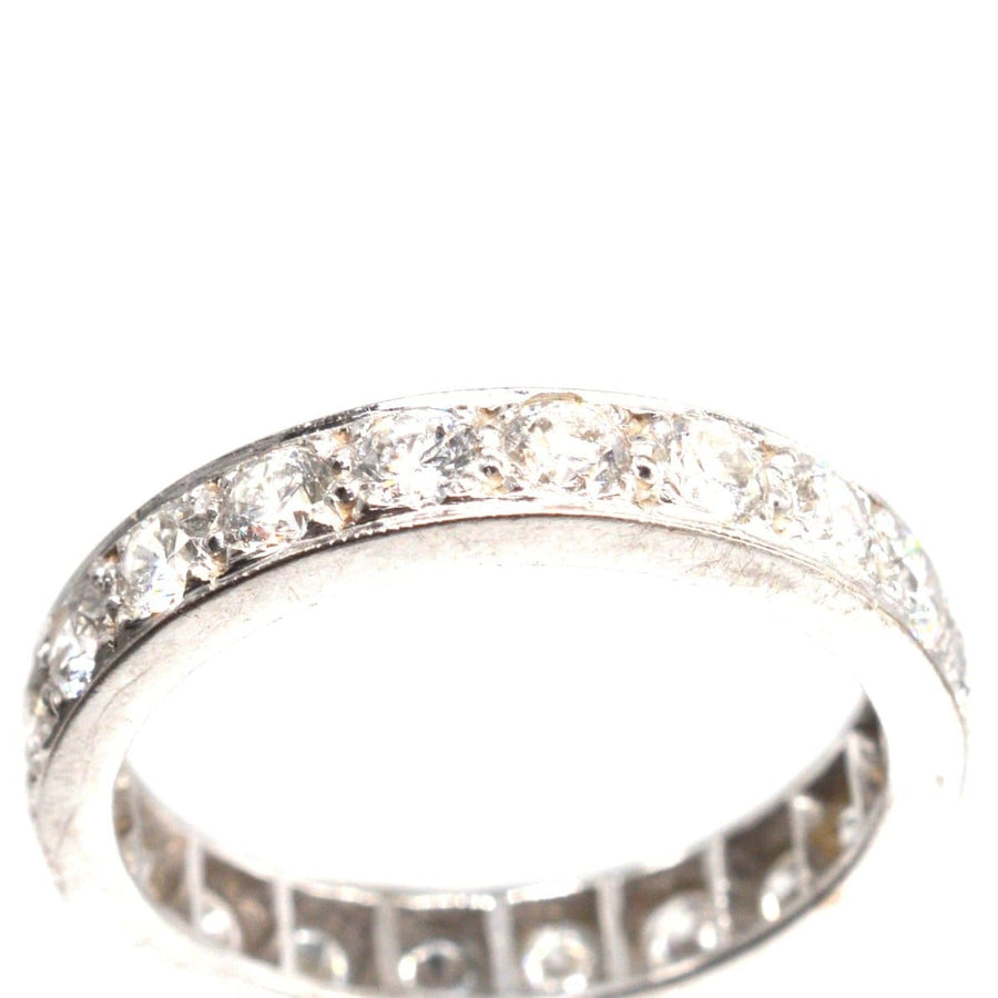 Art Deco 18ct Weißgold Diamant Ewigkeitsring mit 2 Karat funkelnden Diamanten, UK Größe N, elegantes Luxusstück.
