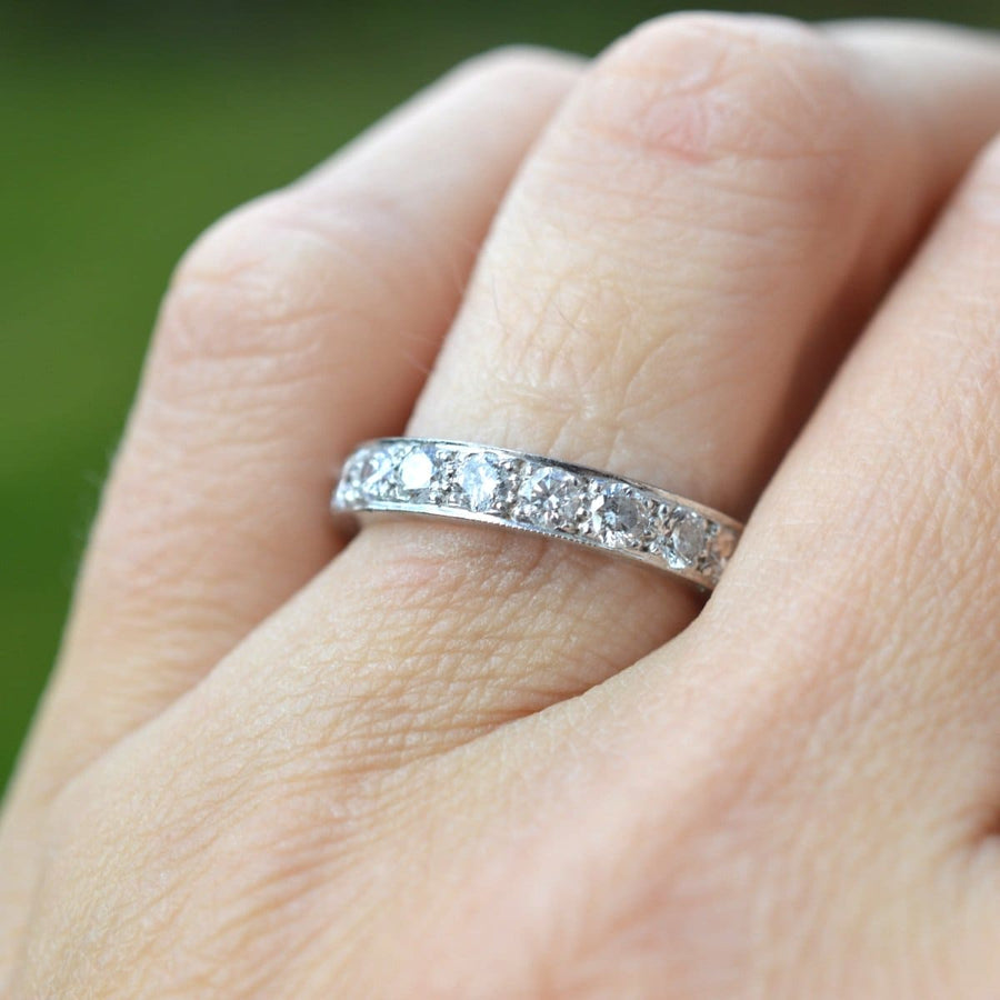 Art Deco 18ct Weißgold Diamant Ewigkeitsring an einer Hand, mit 2 Karat funkelnden Diamanten.