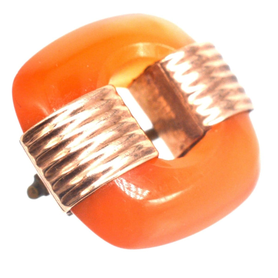 Art Deco 9ct gold carnelian agate brooch, stylish accessory for men and women, ideal for lapel decoration.