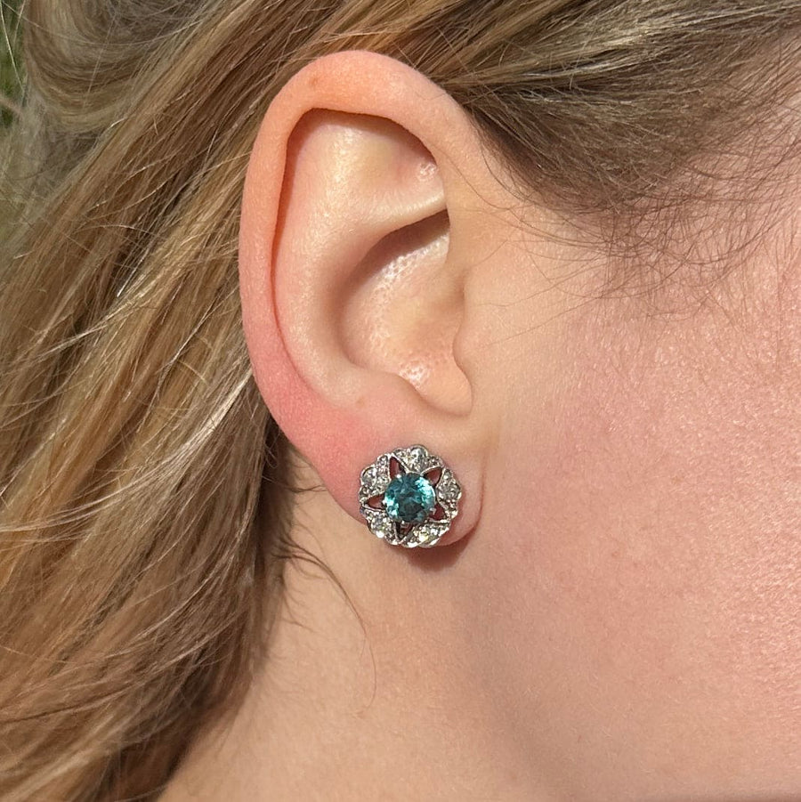 Art-Deco-Ohrringe aus 9 Karat Weißgold mit blauen Zirkonen und Diamanten, die ein Starburst-Design zeigen.
