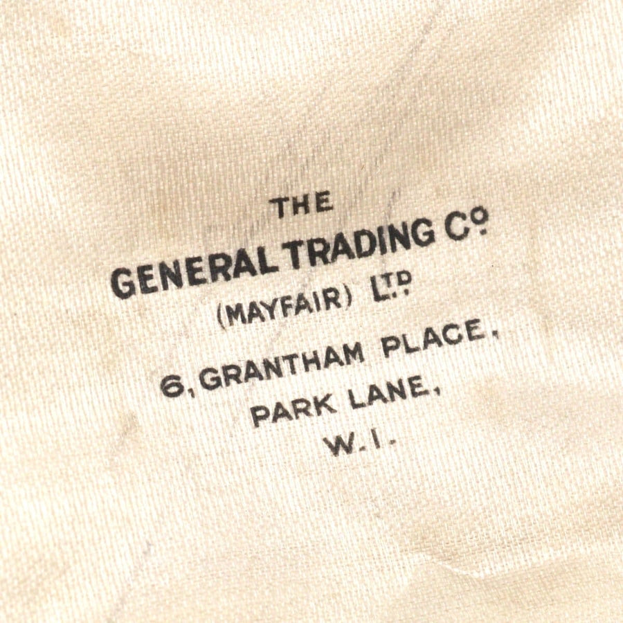 Etikett von The General Trading Company mit Standort- und Adressangaben in Mayfair in eleganter Schrift.