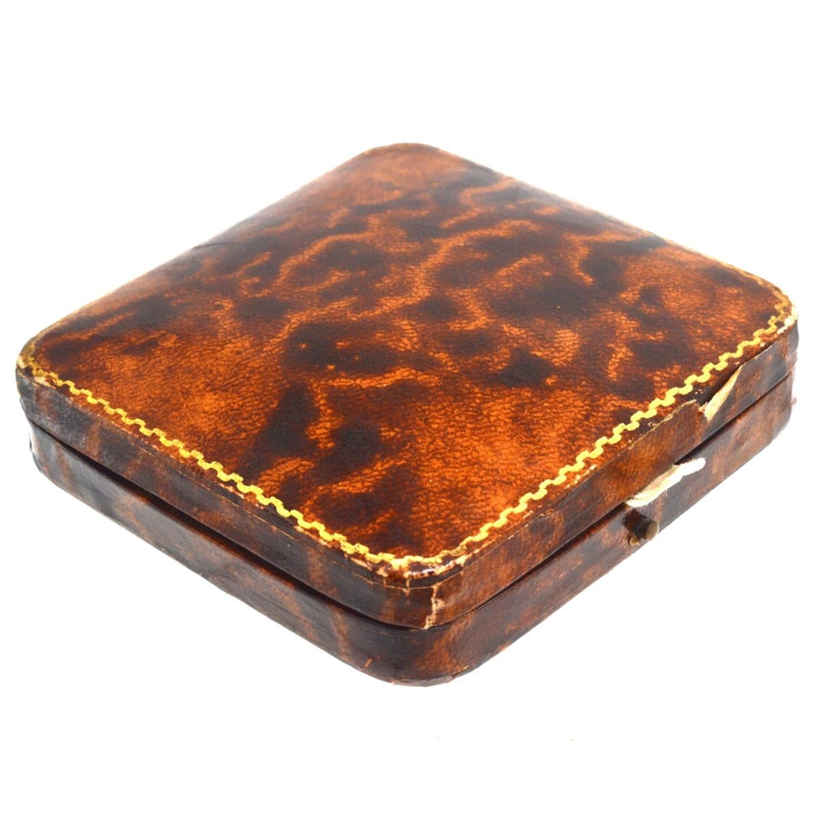 Art-Deco-Ohrring-Original-Etui mit stilvollem braunem Leder, das mit aufwendigen Nähten verziert ist.