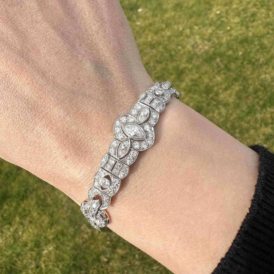 Art Deco Iridium-Platin-Diamantarmband mit geometrischem Design, mit 4 Karat funkelnden Diamanten, am Handgelenk getragen.