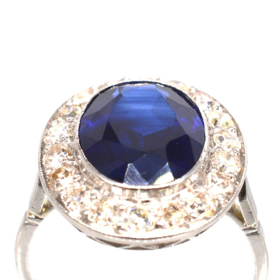 Art-Déco-Ring aus Platin mit synthetischem Saphir und Diamantcluster, mit einem atemberaubenden tiefblauen Edelstein.