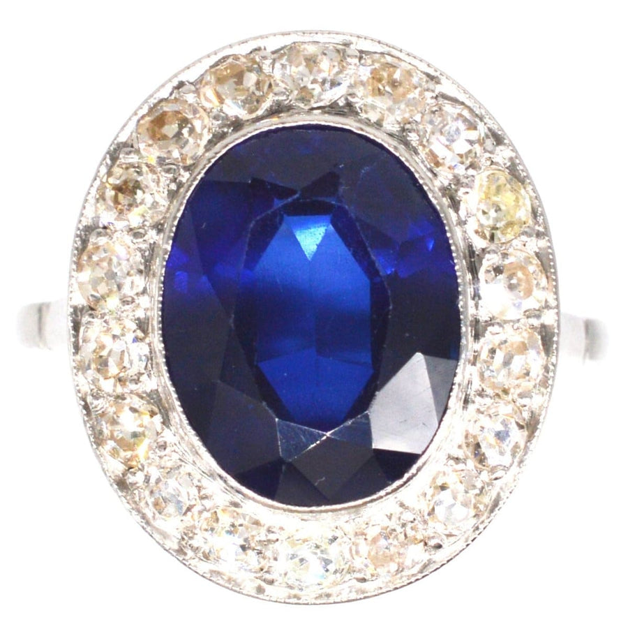 Art-Déco-Ring aus Platin mit synthetischen Saphiren und Diamanten, die lebhafte Blautöne aufweisen.