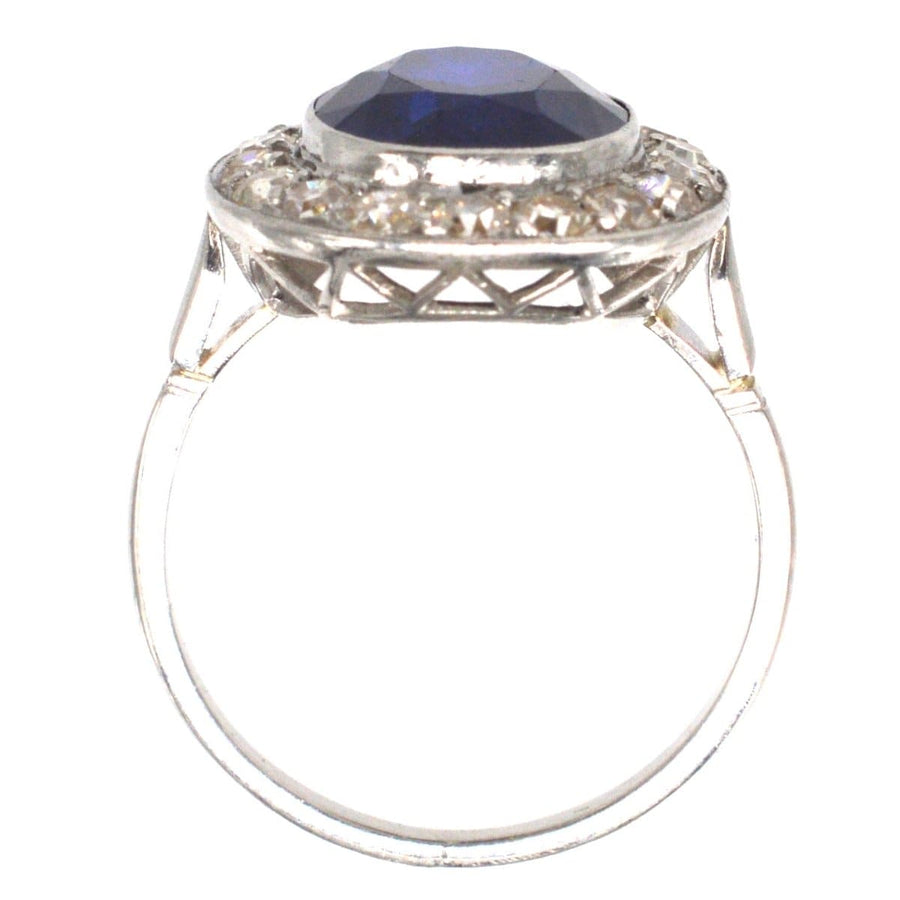 Platinring im Art-Déco-Stil mit einem synthetischen Saphir und einem Diamantencluster, der sich durch sein kunstvolles Design und seine Handwerkskunst auszeichnet.