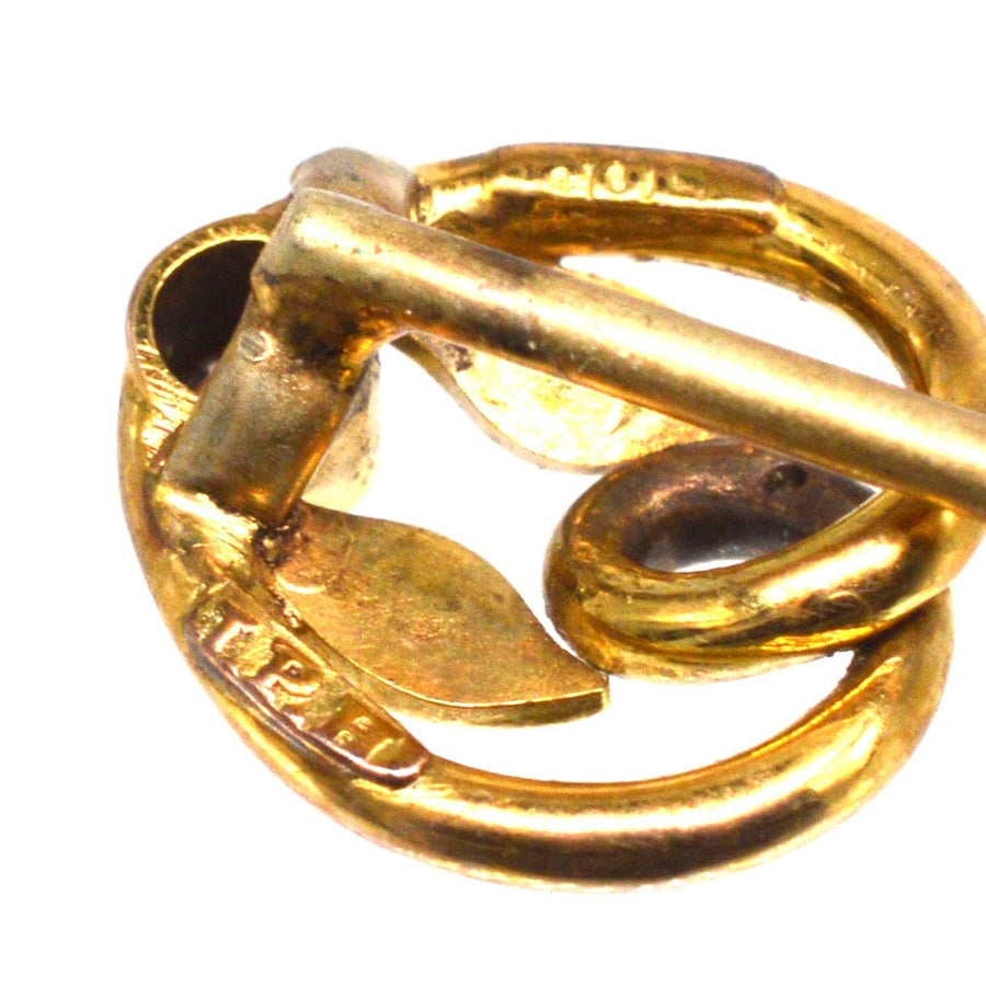 Jugendstil-Krawattennadel mit grünem Granat aus 9 Kt. mit Blattdetail, die ein kompliziertes antikes Design und Handwerkskunst präsentiert.