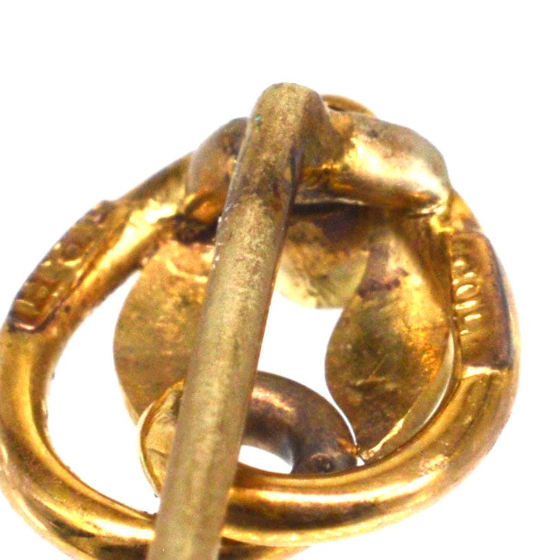 Jugendstil Krawattennadel aus 9 Karat Gold mit grünem Granat und dekorativen Blättern.
