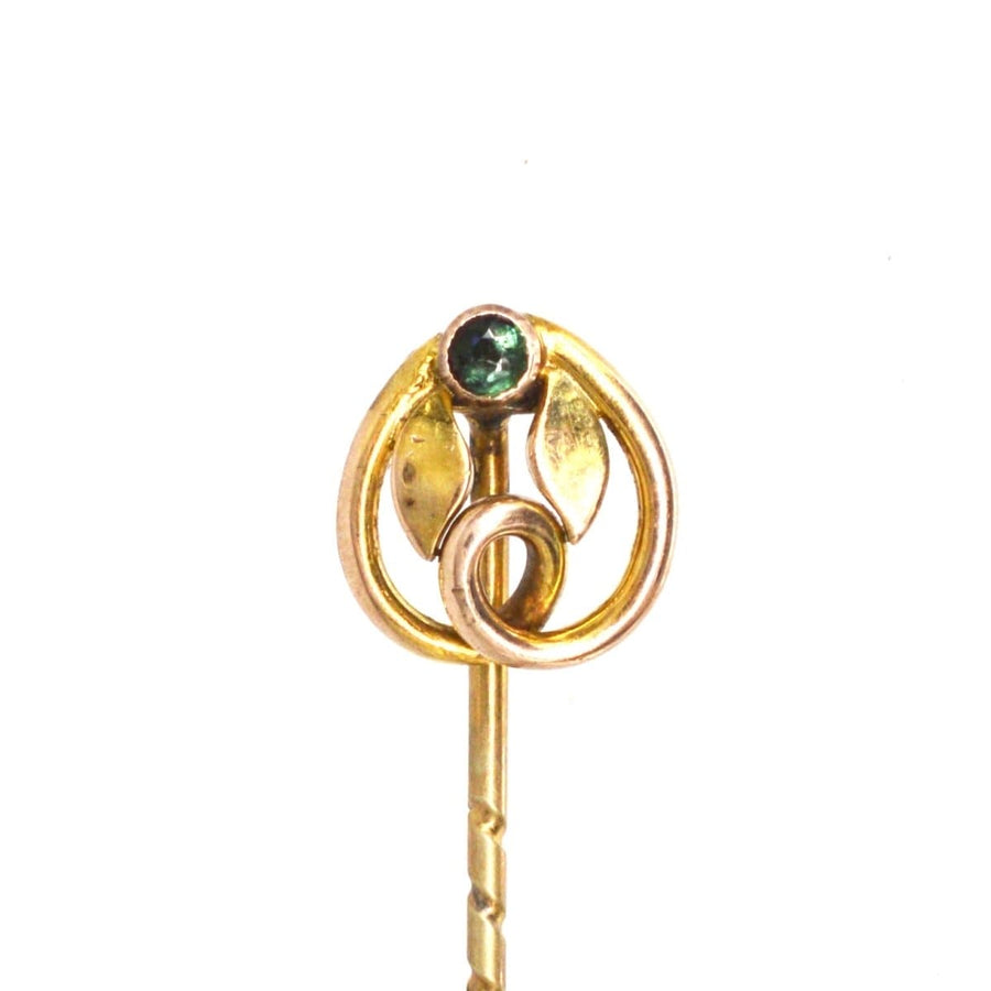 Jugendstil Krawattennadel aus 9 Karat Gold mit grünem Granat und dekorativen Blättern.