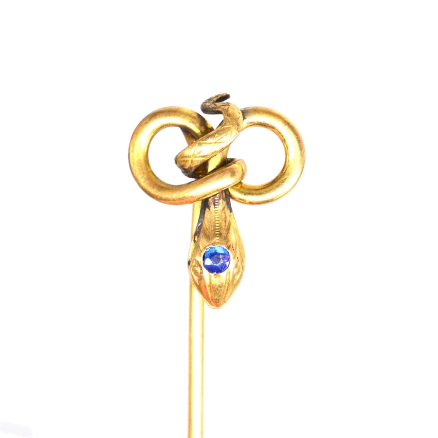 Jugendstil-Krawattennadel aus Gold mit blauer Paste, die sich durch ein kompliziertes Schlangendesign und hochwertige Handwerkskunst auszeichnet.