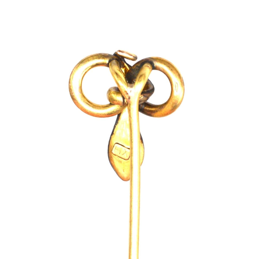 Jugendstil-Krawattennadel aus Gold mit blauer Paste, mit der Punze "FIX", die ein kompliziertes Design zeigt.