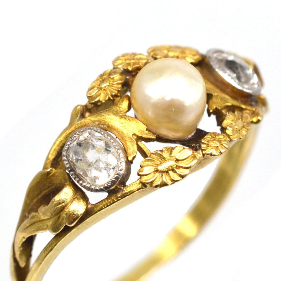Jugendstilring aus 18 Karat Gold mit einer natürlichen Perle und Diamanten im Altminenschliff mit Blumenmuster.